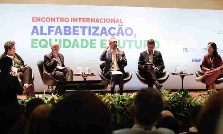Elmano de Freitas discute políticas de alfabetização com líderes da América Latina em evento em Brasília